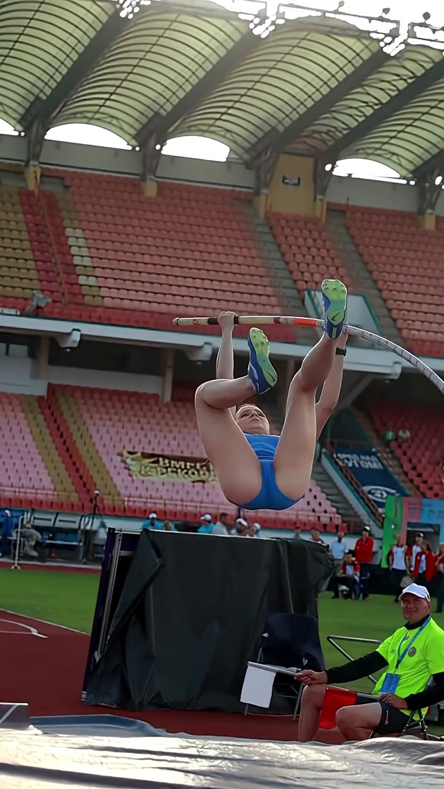 AMAZING POLE VAULT SLOWMO YANA POPOVA _runnersrussia _trackandfield _worldathletics