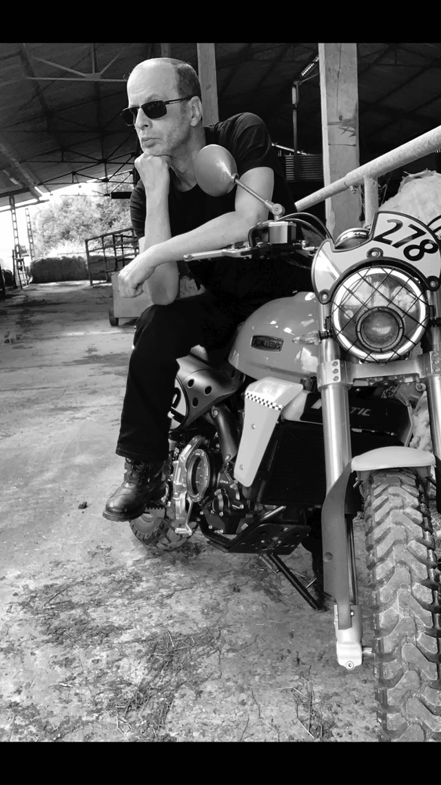 ➡️ Motolife : A Day in the Life / Linkin Park « The Emptiness »