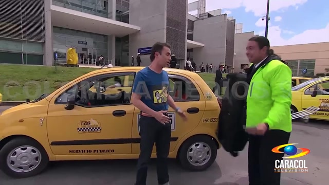 Los Canarios (2011) - Luis Monsalve Dejando el Pasajero Chino en el Aeropuerto - Caracol TV