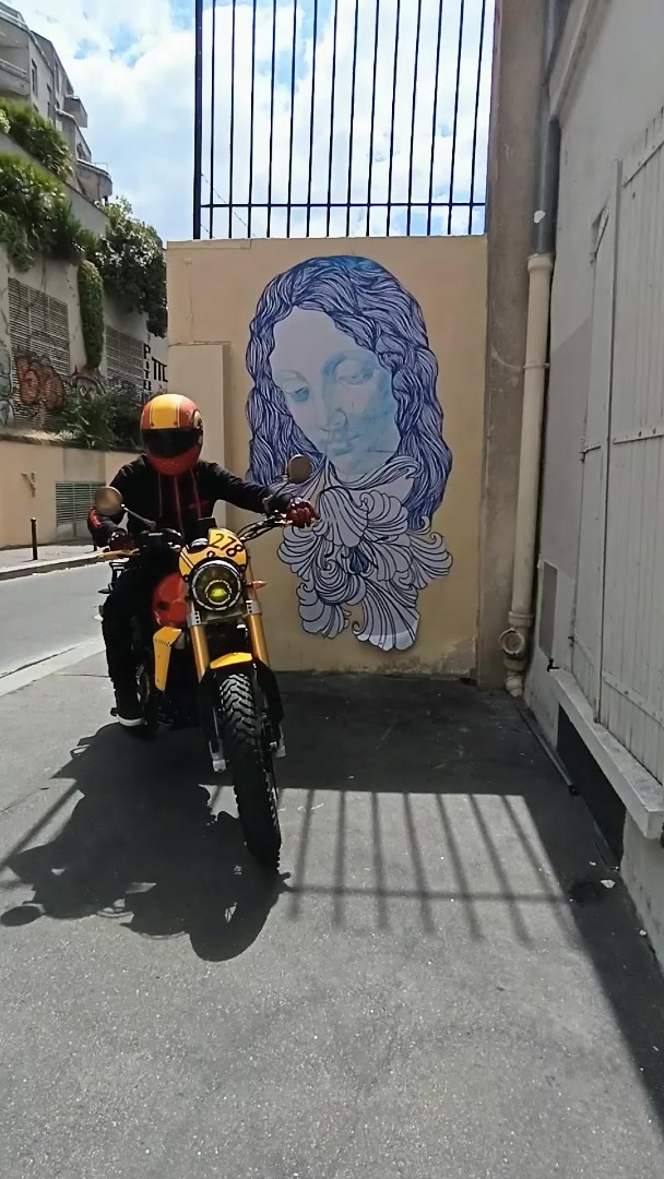 🎨 Street-Art : DELPHINE DELAS « Paint in Blue » / Rolling Stones « Under My Thumb »