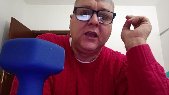  meglio dormire su una sedia che sul letto e si è svegliato a calcio in testa