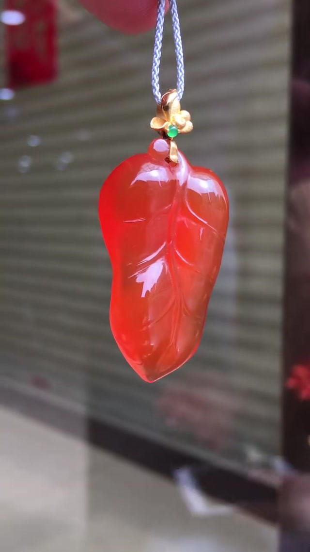 （a）Southern Red Agate, Collector's Grade Baoshan Southern Red Agate Pendant Set in 18k Gold with Icy Red Color