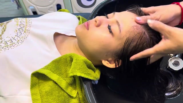越南美女理发店里洗头洗发！