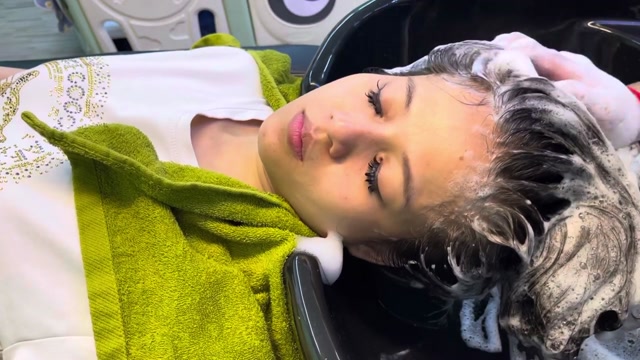 越南美女理发店里洗头洗发！