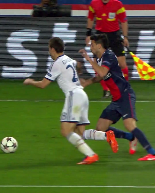 Javier Pastore Weaving Through Defenders