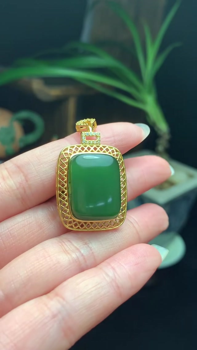 Hetian jade, old Russian material, spinach green cat's eye, silver-set pendant