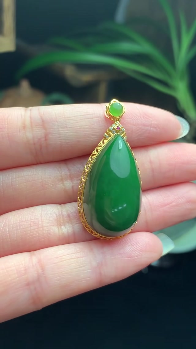 Hetian Jade (Russian Old Stock Nephrite) — "Spinach Green" Jadeite Pendant with Gold Inlay