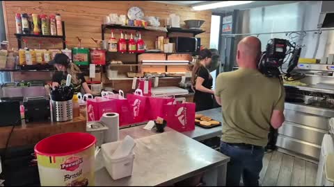 LA MEILLEURE FRITERIE Backstage portrait 