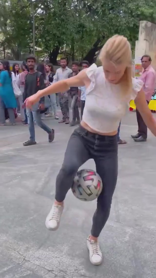 Ronaldo in women's jeans.