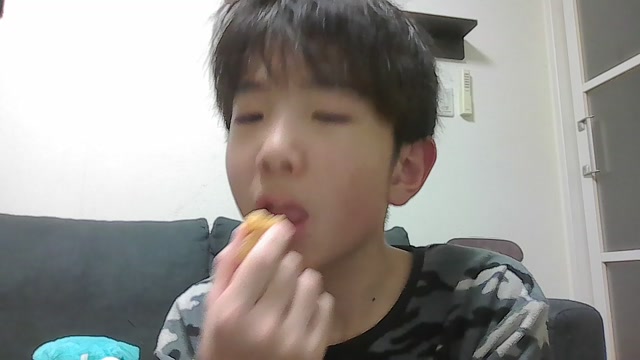 I made a video with AI. What do you think? Does it look like a human? Let me know in the comments!