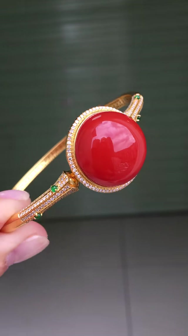 (a) Collector's grade Baoshan red agate bracelet, inlaid in 18K gold.