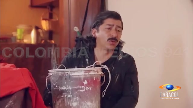 Vecinos Colombia (2008) - Marcos Zorro se Electrocuta Trabajando en Casa de Doña Ruca - Caracol TV