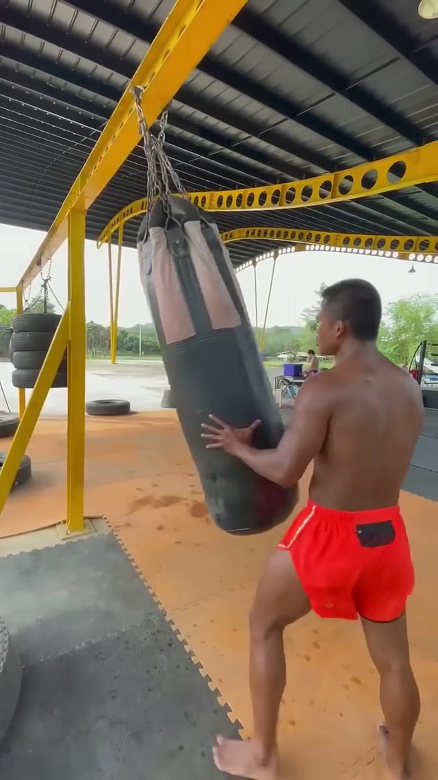 Baukaw hard kicks