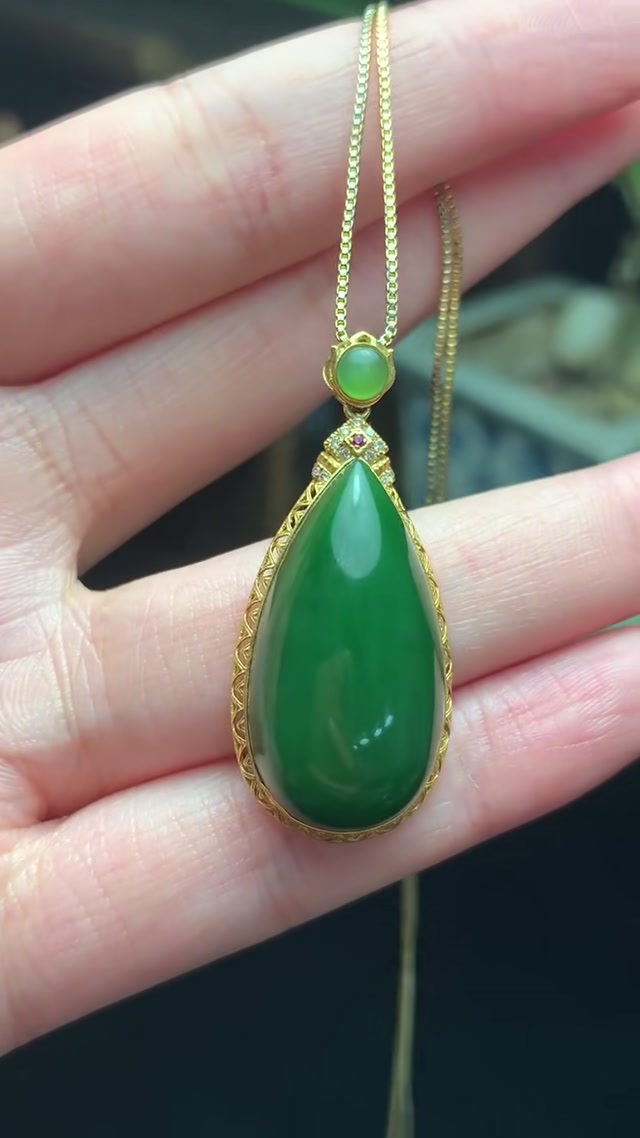 Hetian jade, Russian old material, spinach green jade pendant with gold inlay.