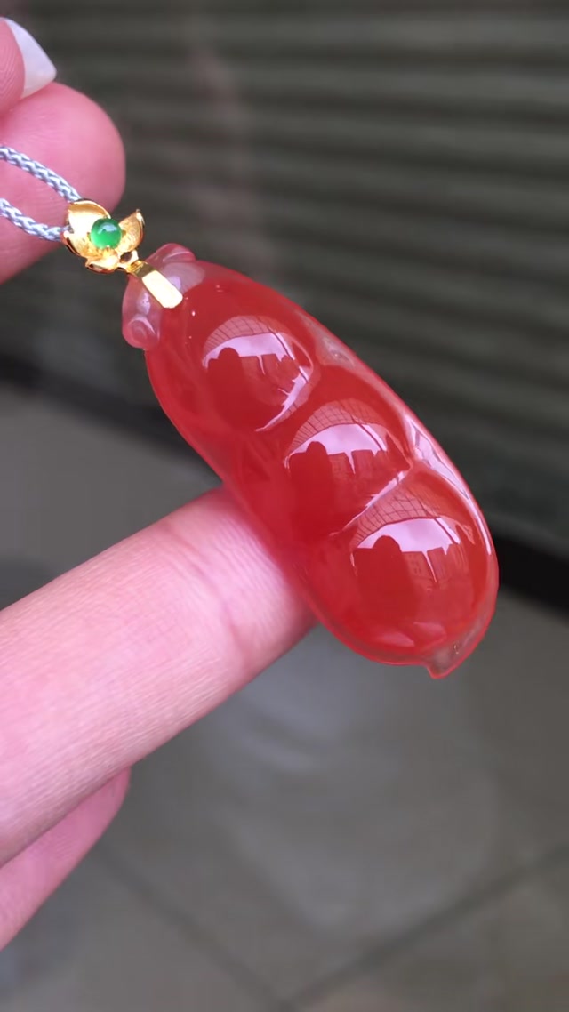 (a) Nanhong Agate: Premium Baoshan Nanhong, set in 18K Gold as a "Lucky Bean" pendant.