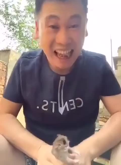 Tên Trung Quốc ăn chuột sống