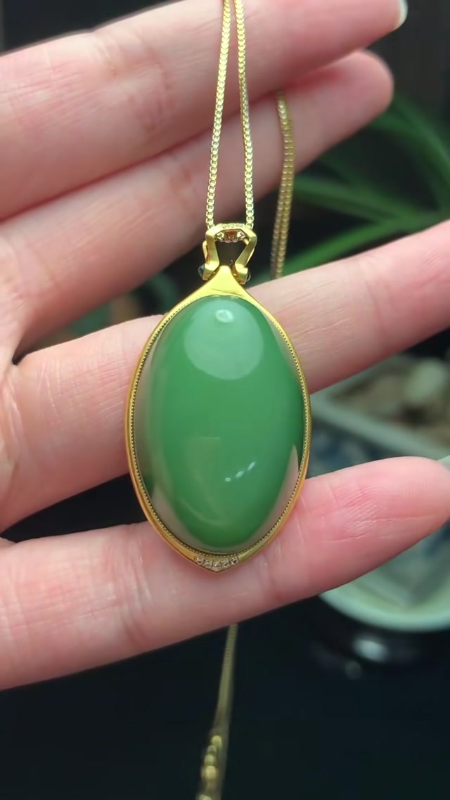 Hetian jade, old Russian material, nephrite jade, bright green, gold-set egg-shaped pendant