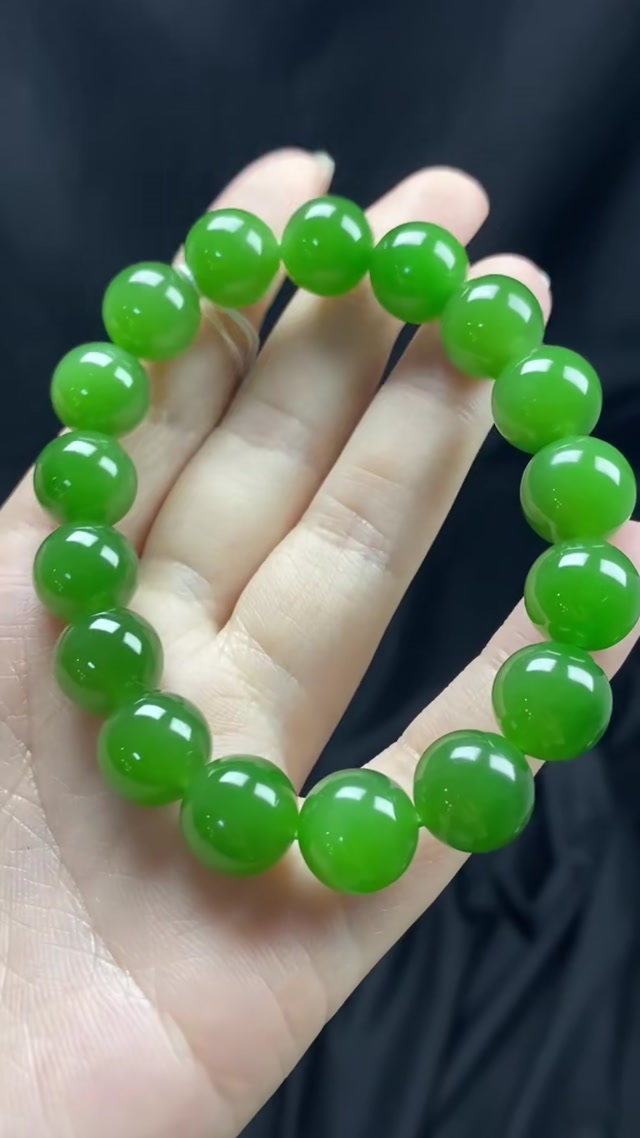 Hetian jade, nephrite, old Russian nephrite, and spicy Yang green jade – high-quality bracelet.